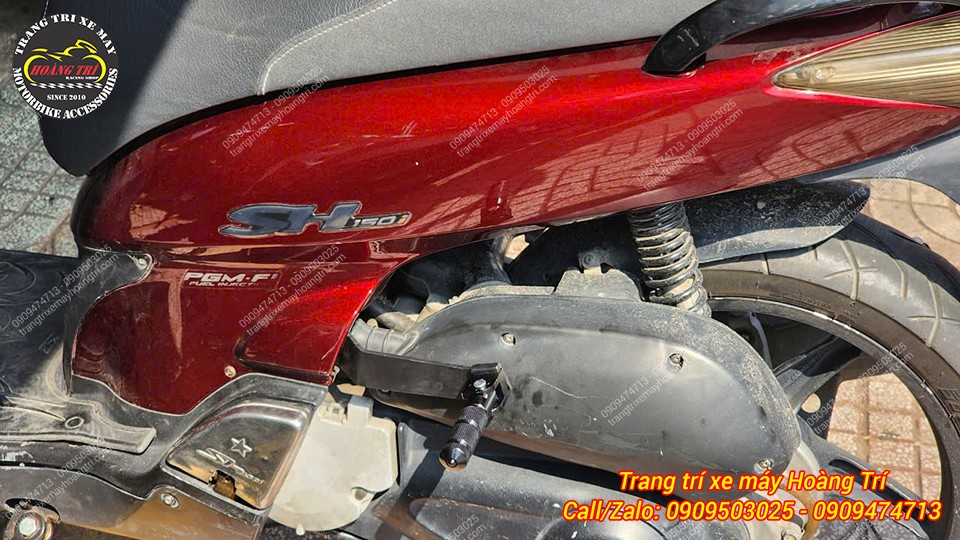 Gác chân phụ lắp SH 2007 giúp người sau để chân thoải mái, an toàn và chắc chắn hơn