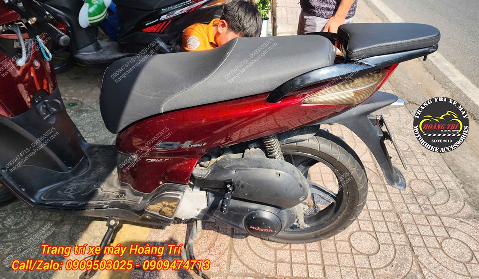 Tổng thể xe SH 2007 sau khi gắn gác chân phụ, tăng tiện ích nhưng không ảnh hưởng đến xe