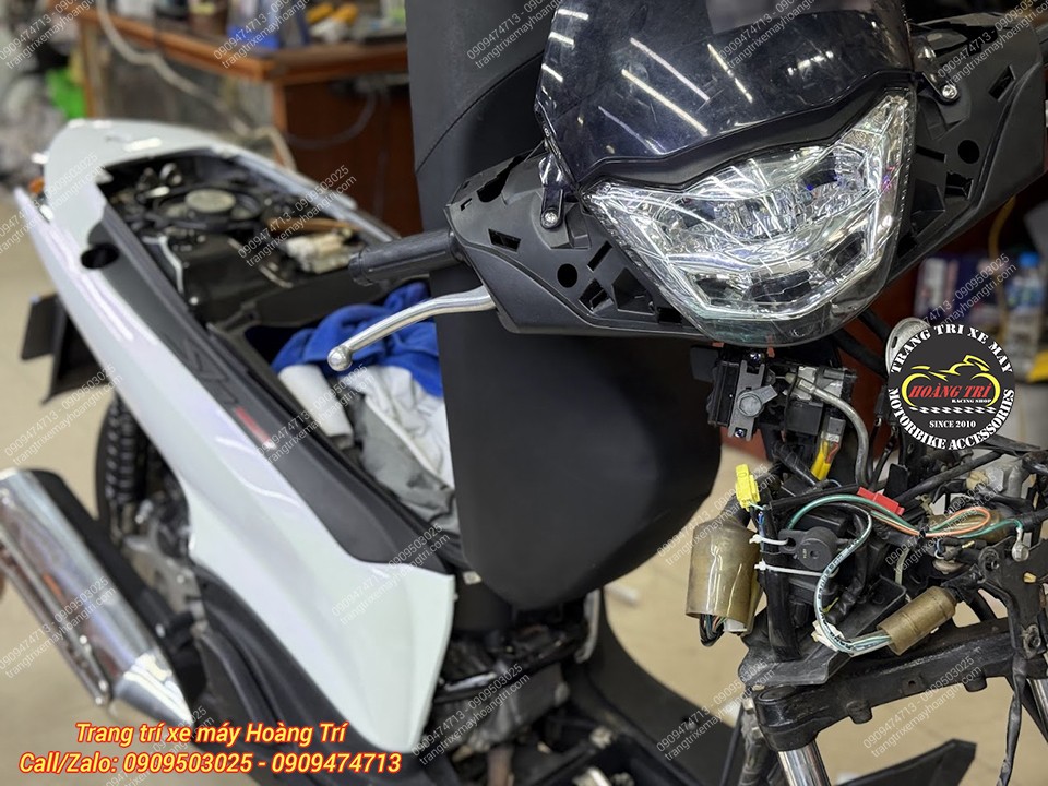 Quá trình tháo dàn đầu xe SH Việt để chuẩn bị lắp trọn bộ đầu đèn kiểu SH Ý