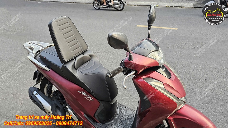 Góc nhìn nghiêng yên 2 tầng SH 2017 giúp xe cân đối hơn, phù hợp chạy phố lẫn đi xa.