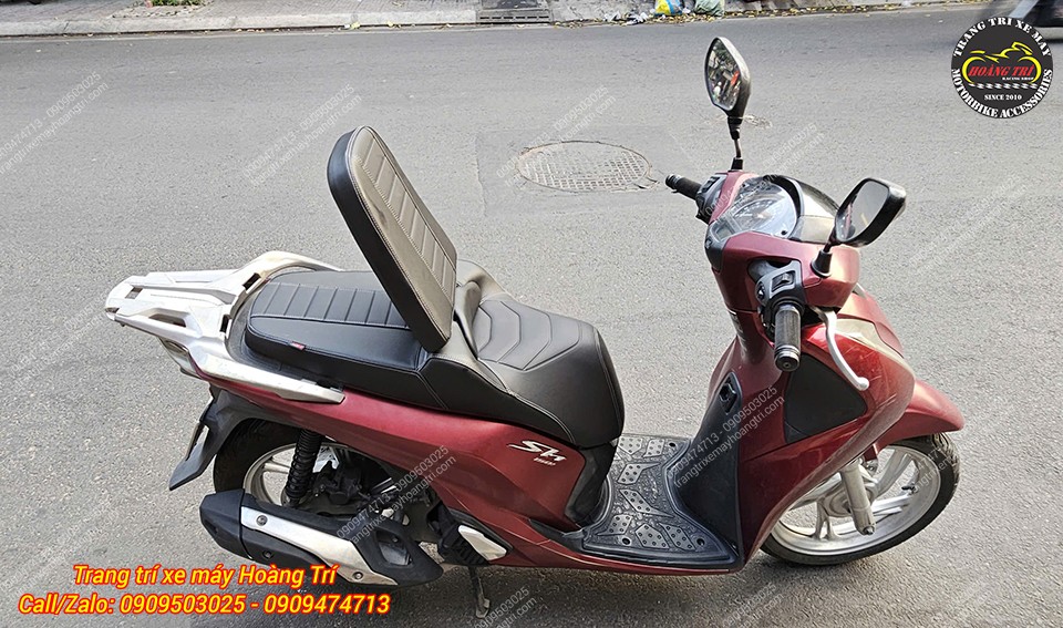 Tựa lưng yên SH 2017 có thể gập bật lên để người ngồi trước thoải mái cho những chuyến đi