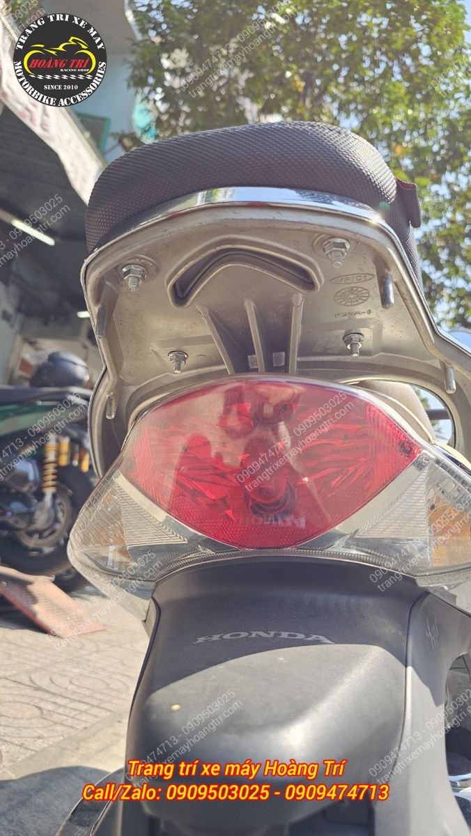 Phía dưới nệm yên HTR nối dài cho xe SH Mode được cố định 4 ốc tán 6 ly