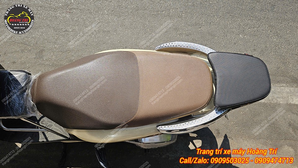 Liền lạc với phần yên zin của xe Sh Mode nên anh em có thể ngồi lên