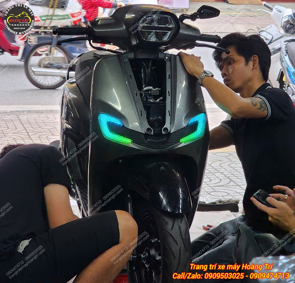 Kỹ thuật viên Hoàng Trí Shop đang lắp đặt cụm đèn LED Audi cho xe Stylo 160