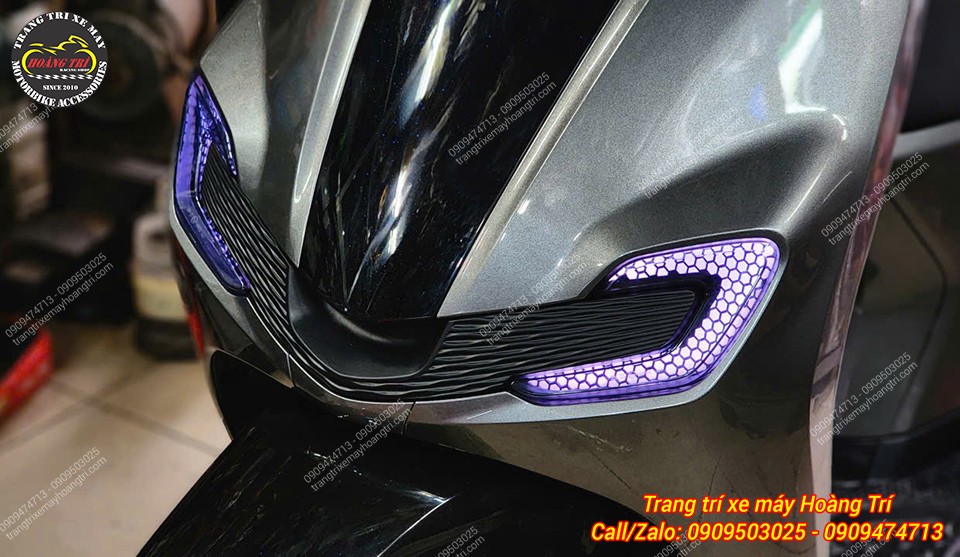 Cận cảnh cụm đèn LED Audi Stylo 160 (xi nhan trước) khuôn đúc chuẩn, ánh sáng tím nổi bật