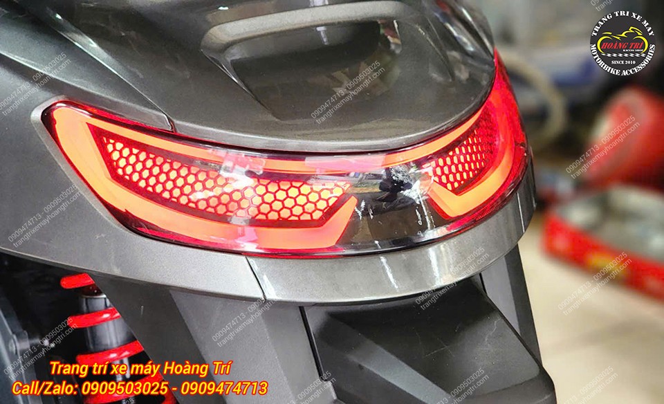 Cận cảnh đèn hậu LED Audi Stylo 160 ánh đỏ, thiết kế tổ ong thể thao