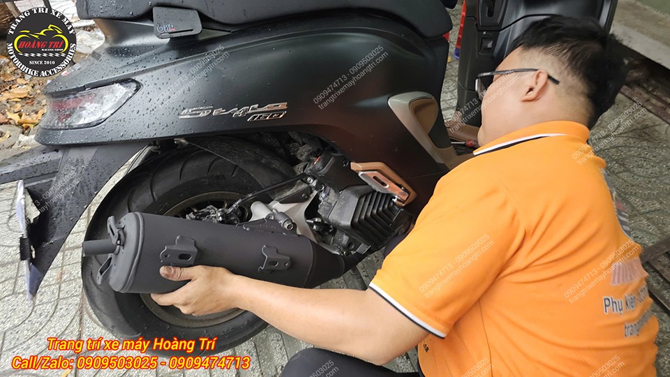 Nhân viên đang lắp cây pô Vario 160 cho chiếc Stylo 160 của anh khách