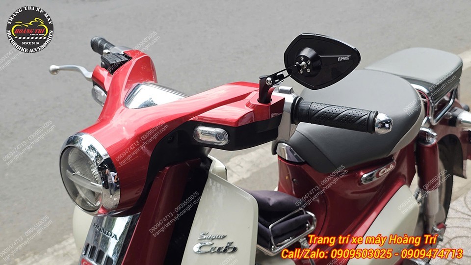 Kính hậu kiểu H2C V8 được trang bị tại tay lái bên trái của Super Cub