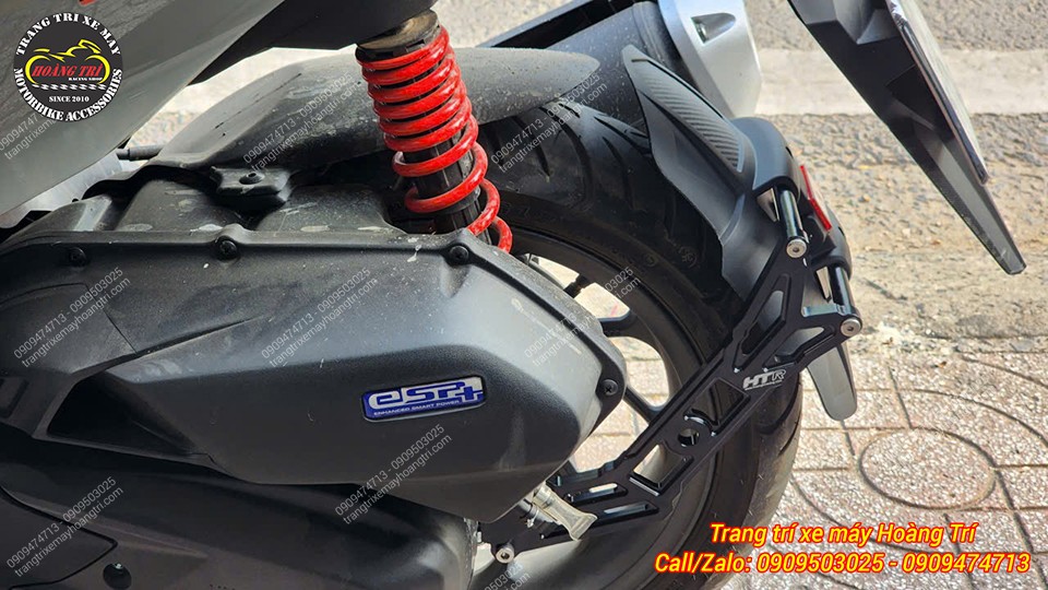 Cận cảnh chắn bùn HTR gắn Vario 160, pát nhôm CNC màu đen chắc chắn, ôm sát bánh sau