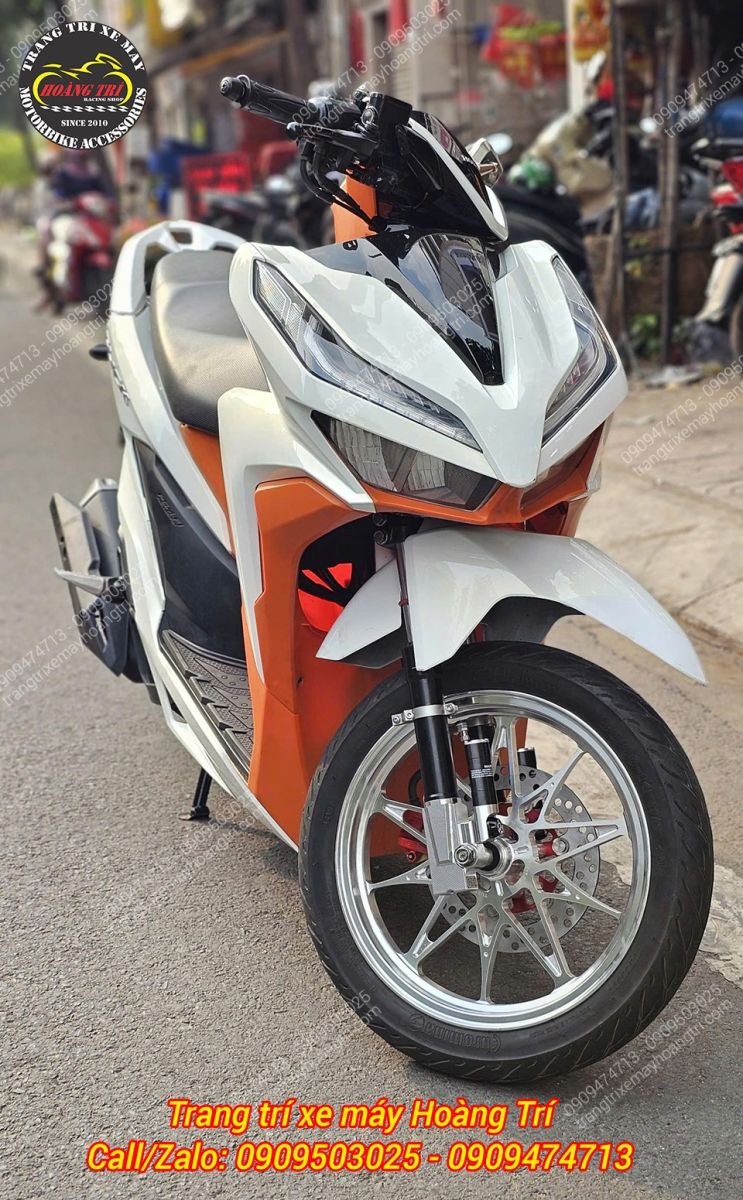 Anh khách lựa chọn mẫu phuộc Kingham màu đen - bạc để tôn dáng cho dàn áo màu cam