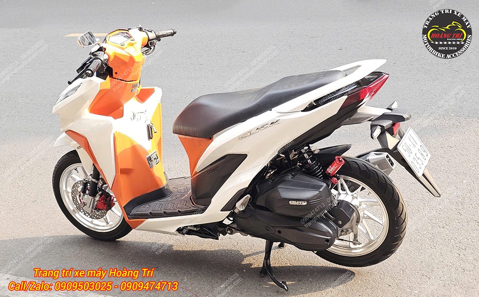 Ngoài ra, phuộc sau của xe cũng được anh khách nâng cấp để đồng bộ với phuộc trước