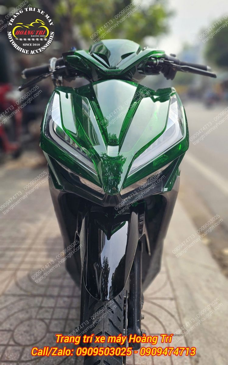 Đối với ánh sáng tối thì màu xanh sẽ đậm hơn so với trời sáng