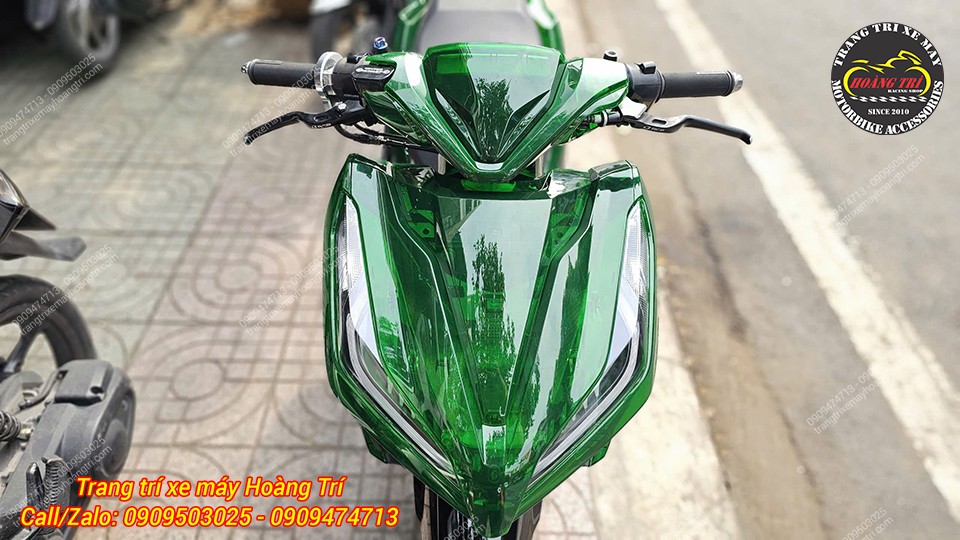 Góc nhìn trực diện dàn áo vừa vặn hoàn hảo, khớp từng chi tiết