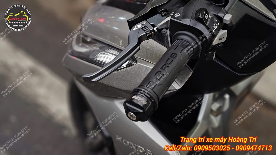 Anh khách còn trang bị cùng với bao tay RCB HG77