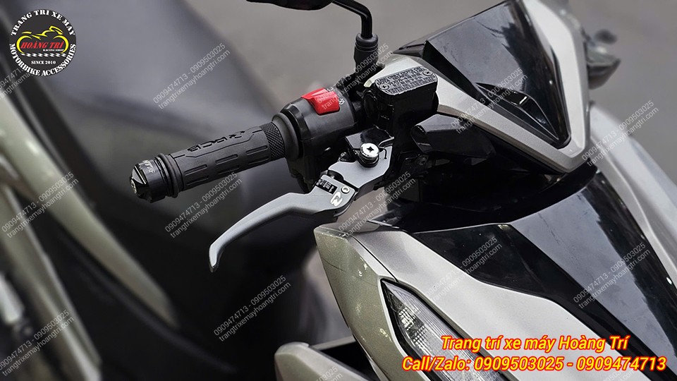 Combo cùm tay lái bên phải mang đến sự đồng bộ về màu sắc, phong cách