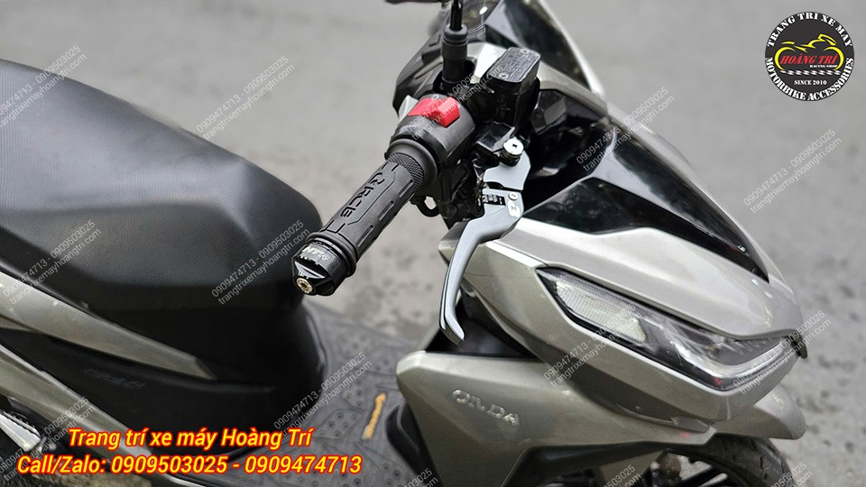 Gù tay lái HTR CNC cũng được anh khách trang bị cho combo tay lái Vario