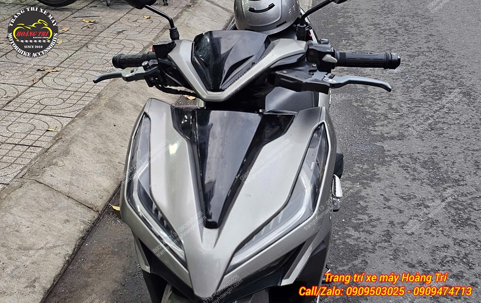 Tổng thể góc trực diện với combo tay lái mới mẽ và trải nghiệm lái khác biệt