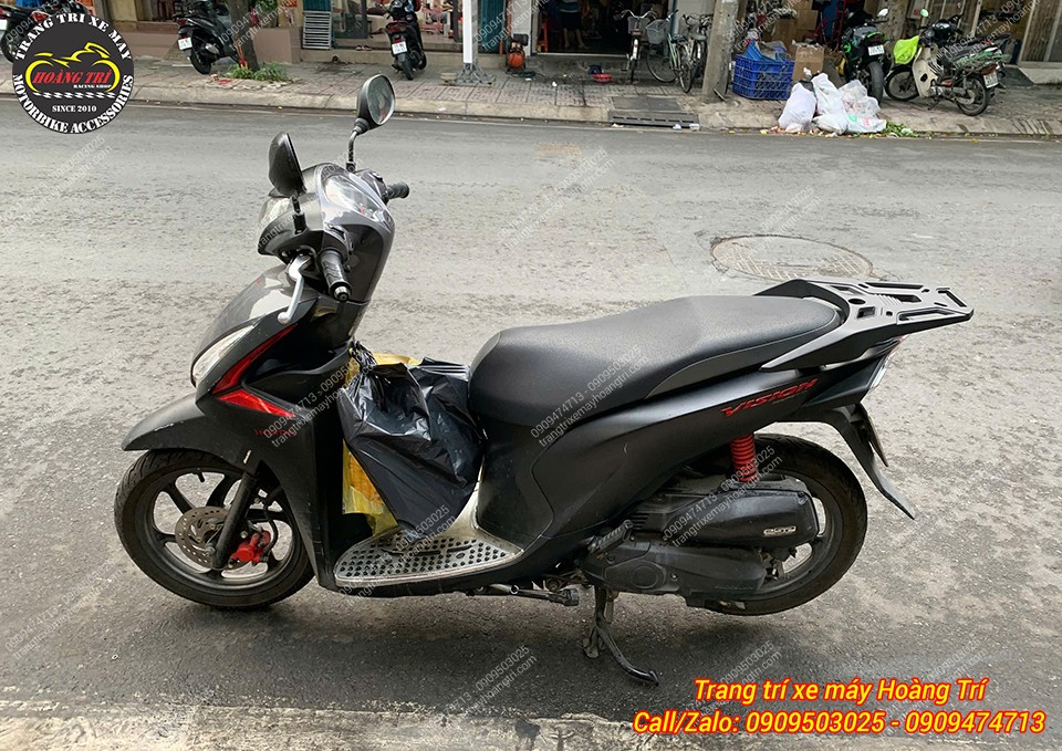 Tổng thể chiếc Vision đen nhám nâng cấp baga sau nhôm đúc MTT tông sẹc tông