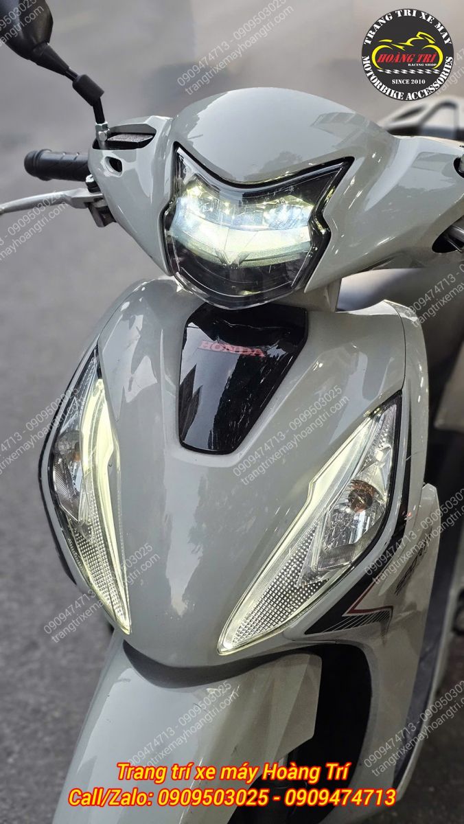 Đèn LED 2 tầng Zhi.Pat Vision khi bật cos, ánh sáng trắng rõ, gom sáng tốt