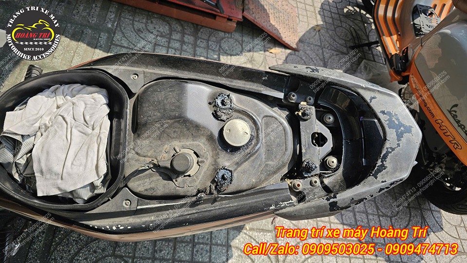 Trên hình là mẫu cản sau zin của xe chuẩn bị tháo ra thay baga sau đa năng