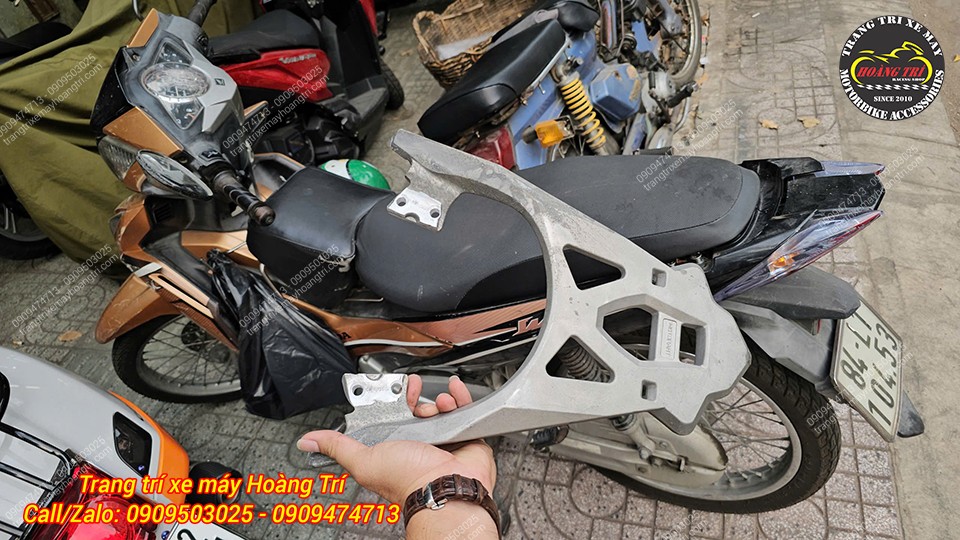 Trên tay baga sau đa năng chuẩn bị lắp đặt cho xe và sơn đen theo yêu cầu của khách