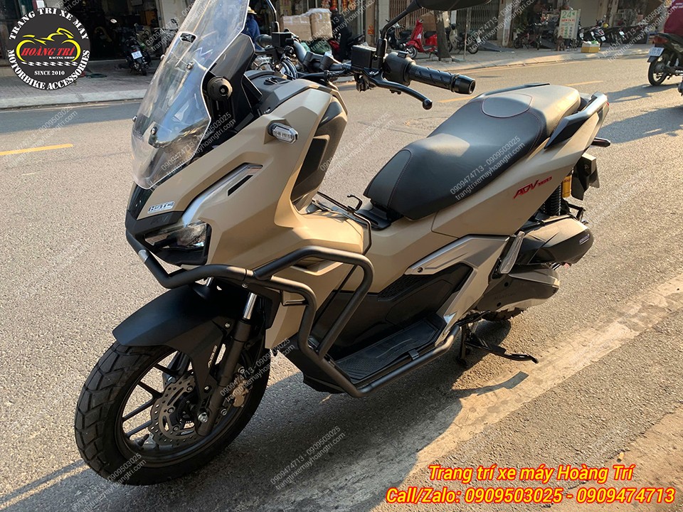 Tổng thể phía trước ADV 160 với chống đổ HTR tạo điểm nhấn thể thao nổi bật