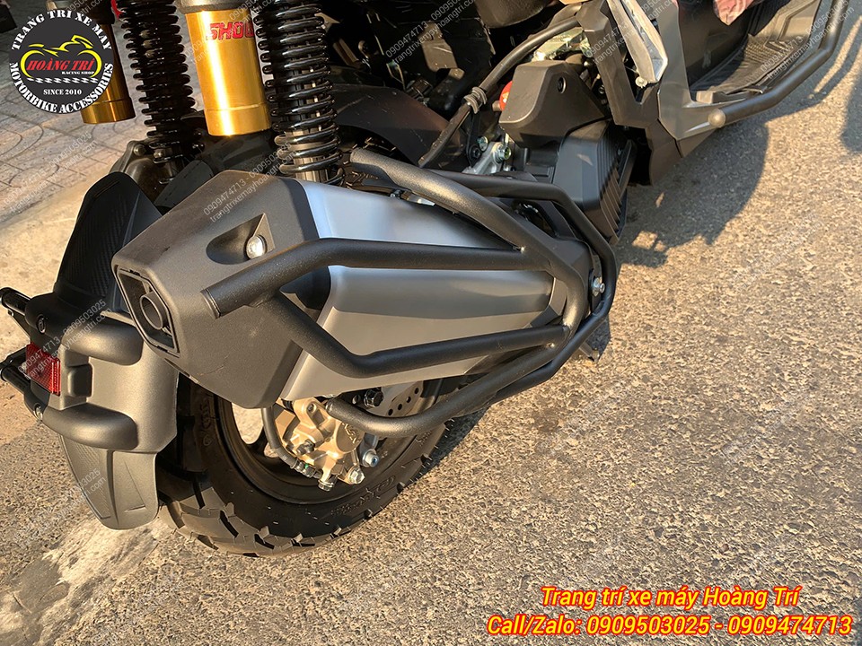 Mang đến vẻ hầm hố hơn tại vị trí pô ADV 160 so với bản chưa lên chống đổ