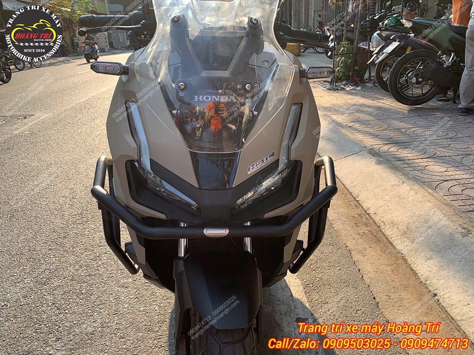 Cận cảnh chống đổ HTR ADV 160 dày dặn giúp giảm thiểu rủi ro khi va chạm