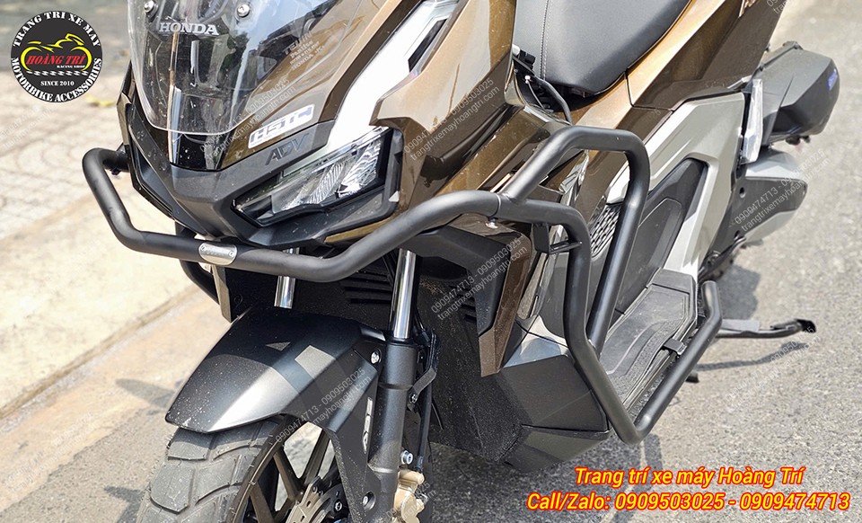 Khung chống đổ được trang bị cho ADV 160 giúp xế cưng ngoại hình hầm hố