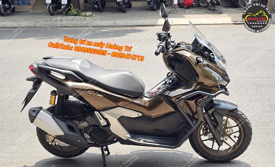 Tổng thể xe ADV 160 với bộ khung bảo vệ chống trầy xước, tăng ngoại hình