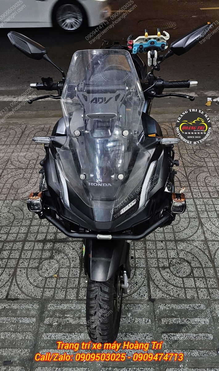 Góc nhìn trực diện của ADV 160 với combo màn hình Chigee và phụ kiện đi kèm