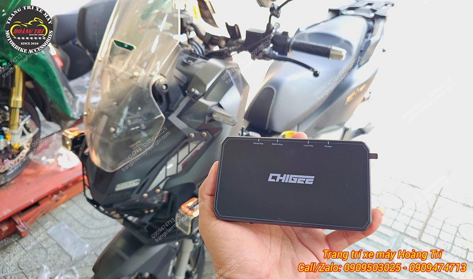 Mọi thứ đã sẵn sàng chuẩn bị lắp đặt cho ADV 160 của anh khách thôi