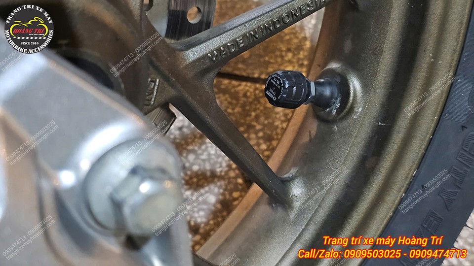 Cận cảnh cảm biến áp suất lốp trước của combo màn hình Chigee 5