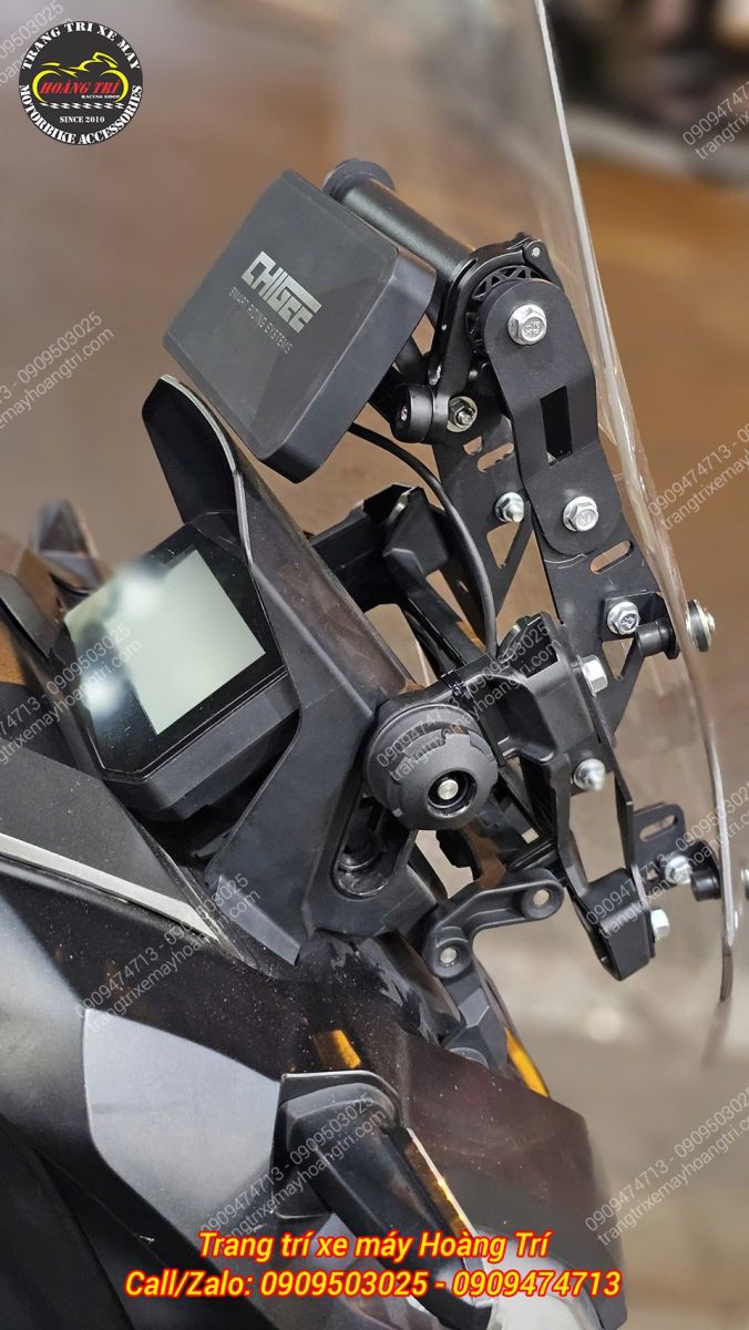 Anh khách trang bị cùng thanh ngang GPS cho chiếc ADV 160