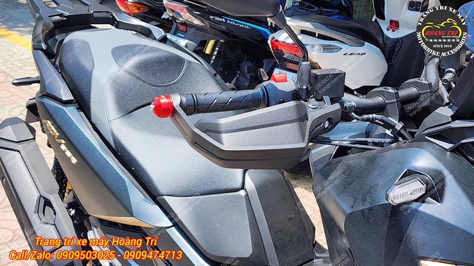 Gù tay lái nhôm CNC HTR màu đỏ nổi bật trên xe ADV 350