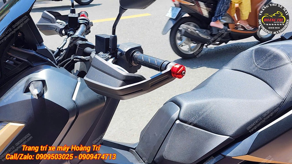 Anh khách kết hợp thêm bảo vệ tay lái nhìn rất bắt mắt