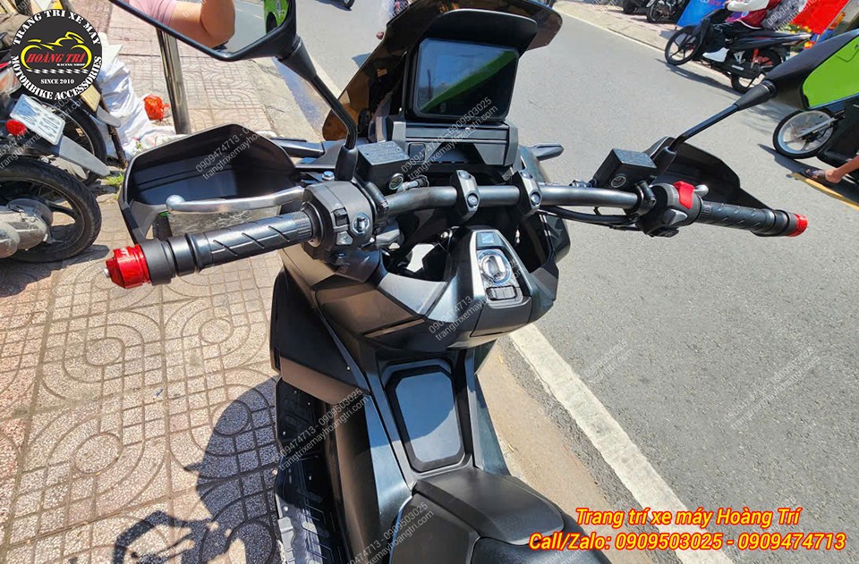 Tổng thể góc nhìn sau tay lái mang phong cách hầm hố, thể thao