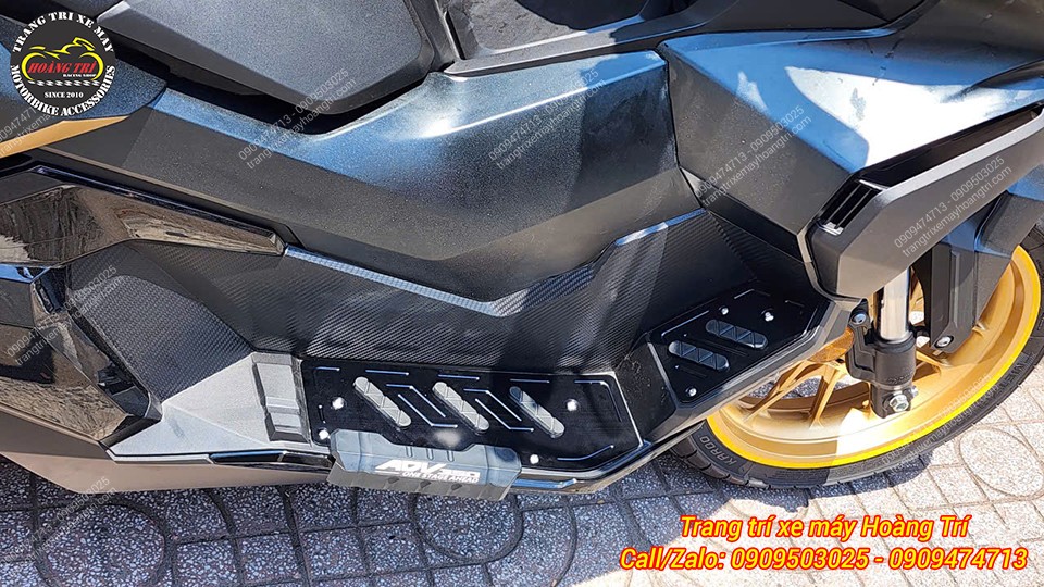 Thảm để chân nhôm CNC NCL giúp ADV 350 thêm phần sang trọng