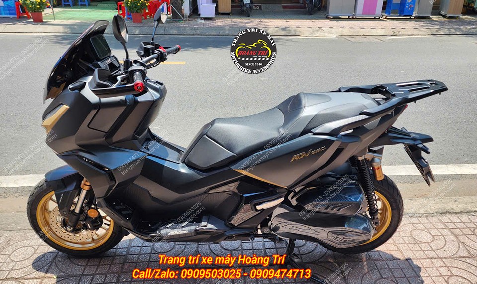 Tổng thể ADV 350 nâng cấp nhẹ với phụ kiện tại Hoàng Trí Shop