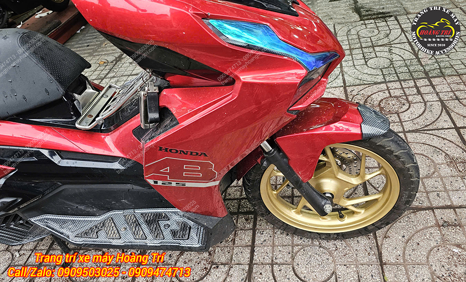 Góc nhìn từ trên với tông đỏ và gold nổi bật cho xe