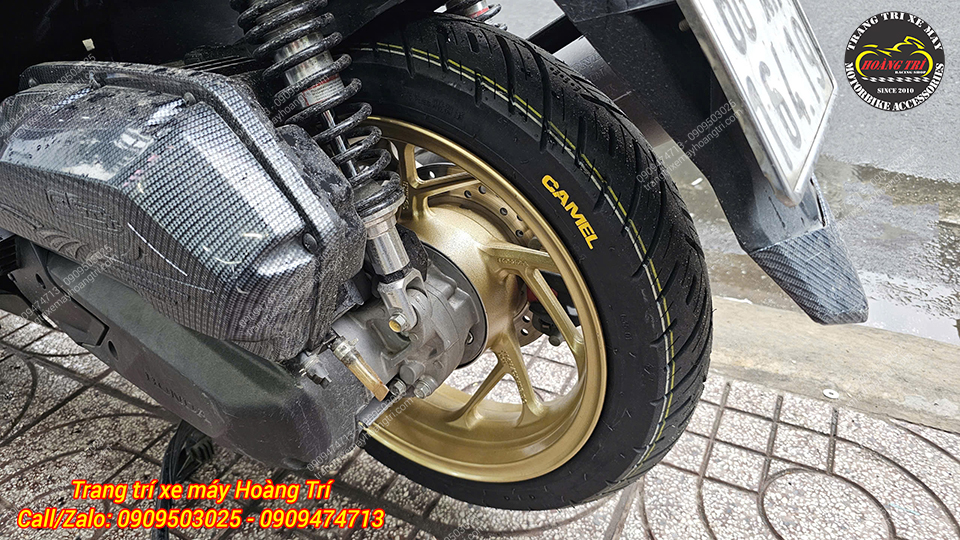 Anh khách chọn mâm tông vàng gold để tạo điểm nhấn nổi bật