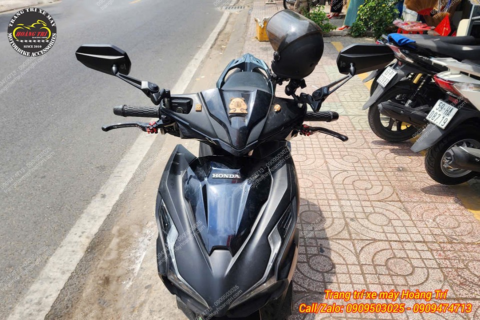 Chiếc Airblade nâng cấp cả cặp kính hậu Shenao V1 mang đến vẻ ngoài đồng bộ