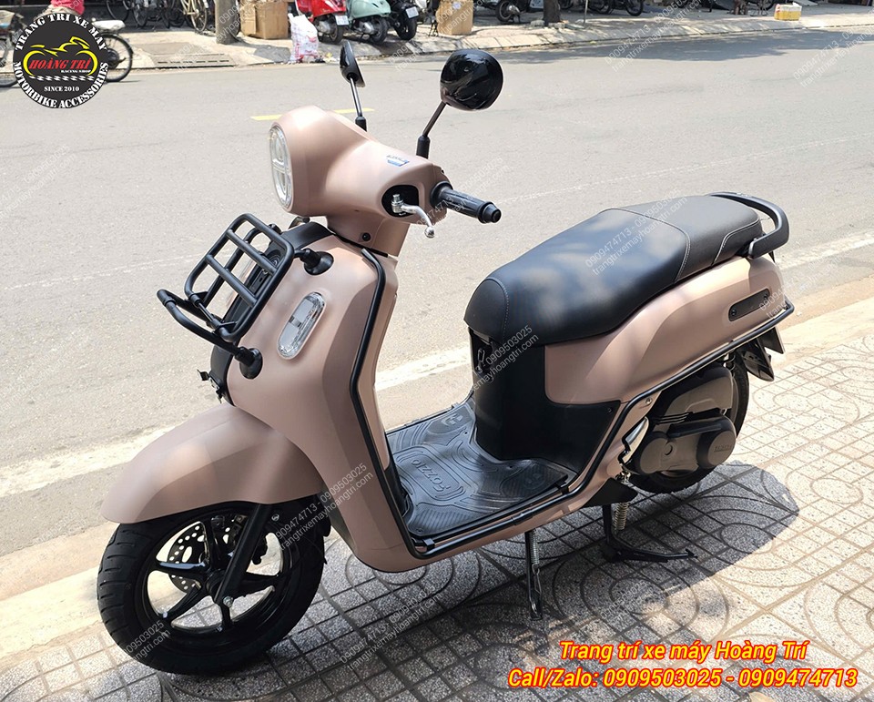 Góc này dễ thấy thảm để chân Fazzio cũng được trang bị cho xe