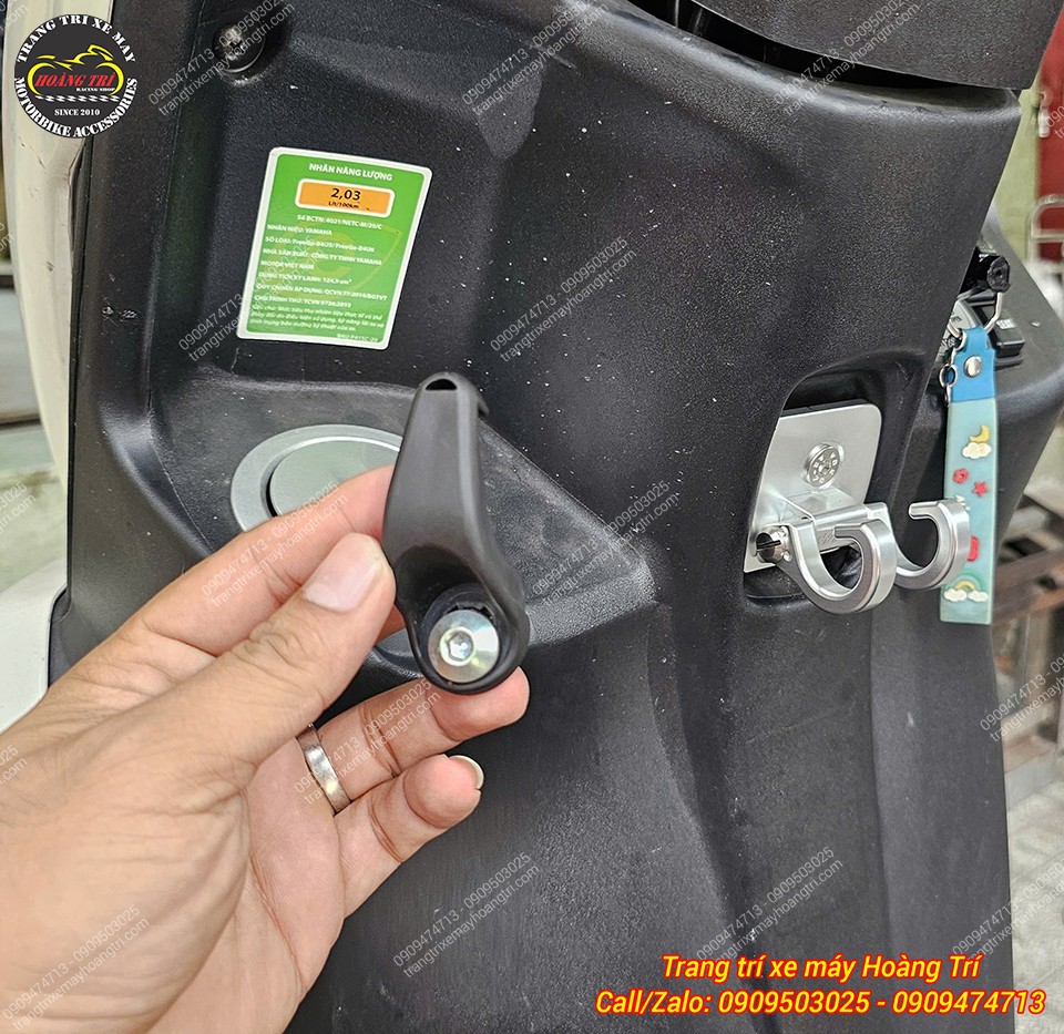 Trên tay mẫu móc treo bằng nhựa zin của xe Freego