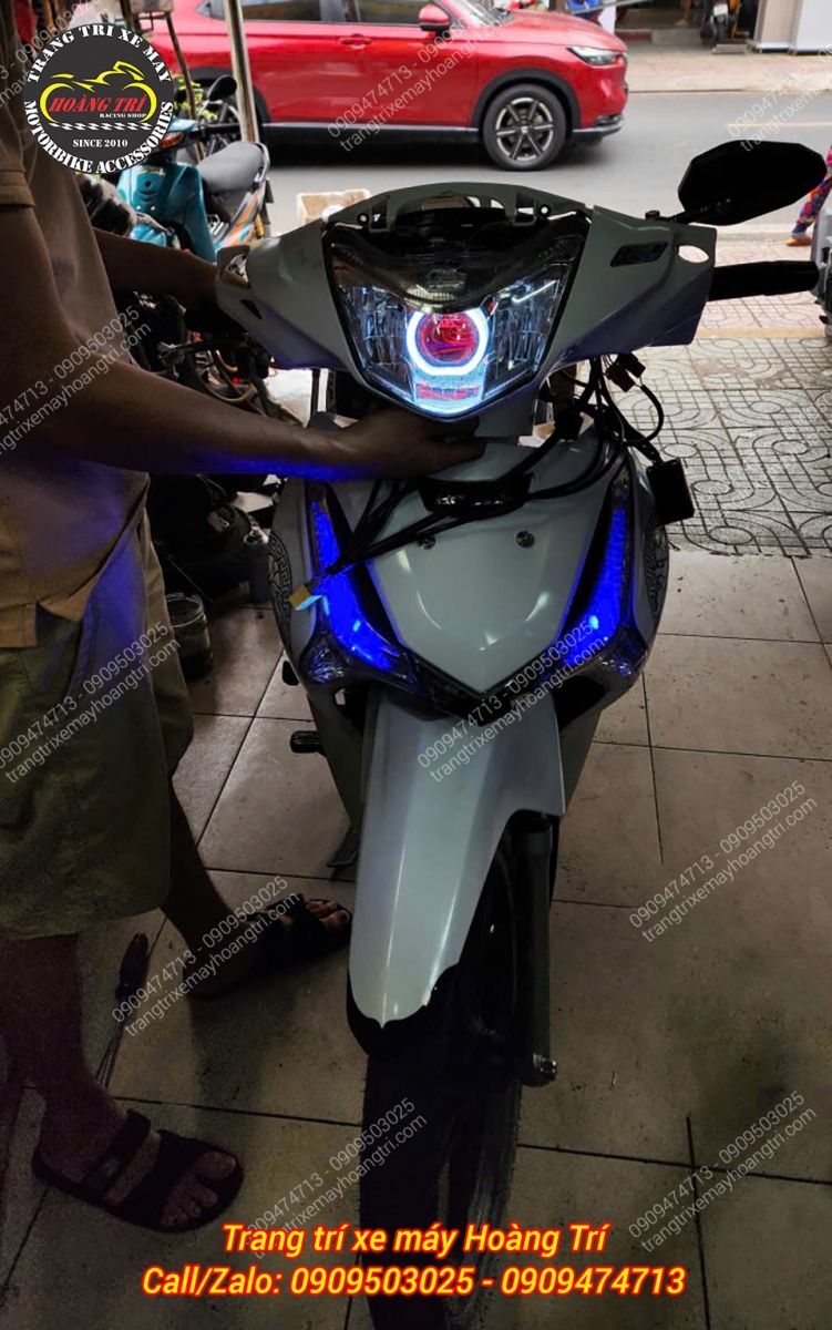 Chế độ mắt quỷ màu đỏ và vòng LED trắng trông cuốn hút hơn 