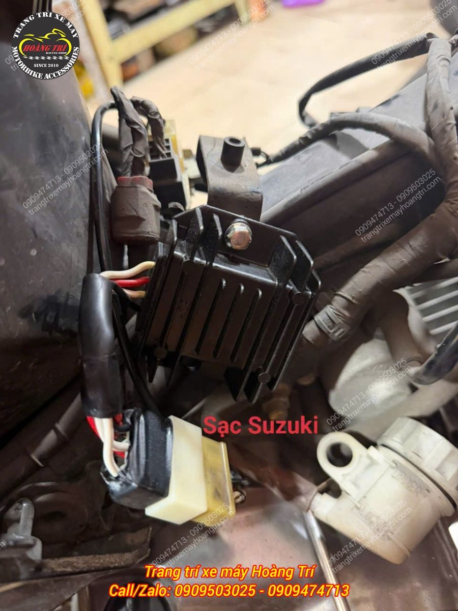 Cận cảnh sạc Suzuki giúp anh em độ bi cầu Future ổn định nguồn điện