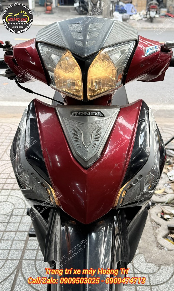 Dù bật đèn, bóng halogen vẫn khiến xe thiếu hiện đại và kém nổi bật