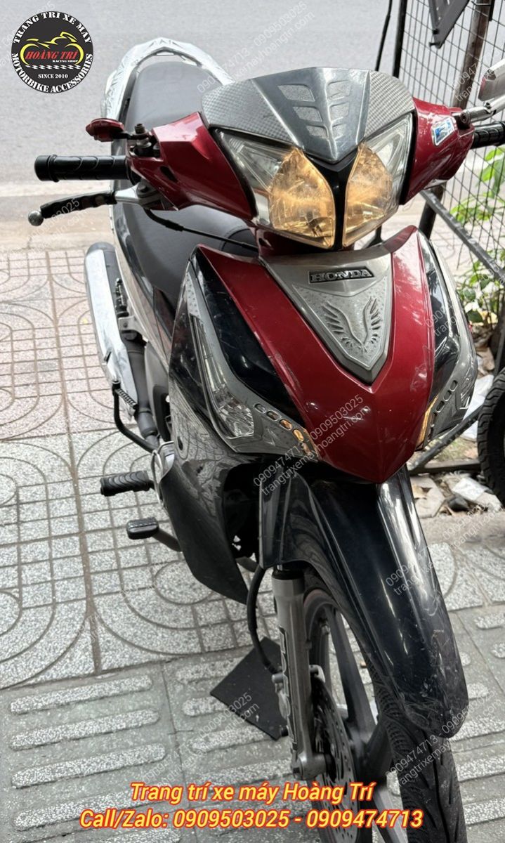 Vì vậy, anh khách quyết định nâng cấp đèn bi cầu cho chiếc xe