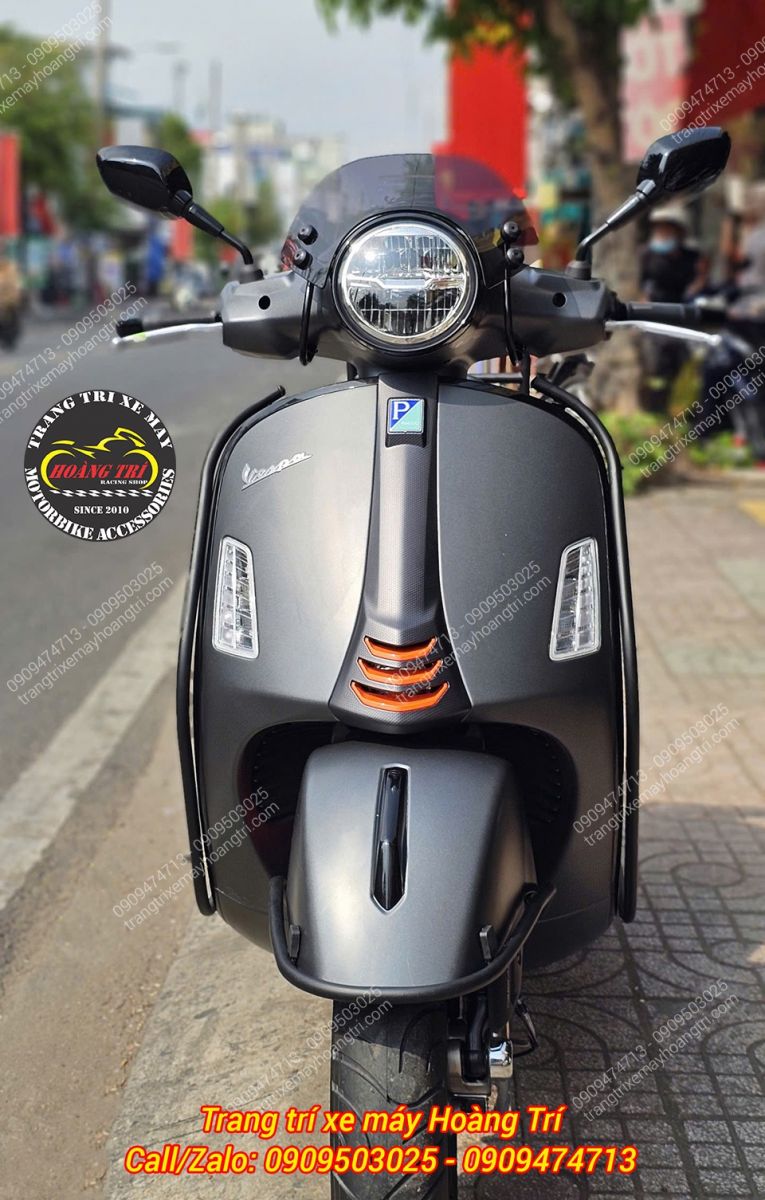 Kính chắn gió HTR mang đến điểm nhấn khi nhìn trực diện xe Vespa GTS