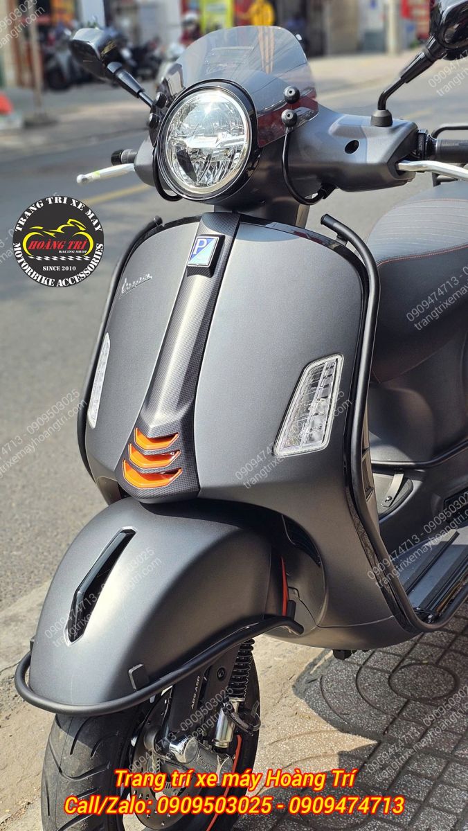 Anh khách lựa chọn thêm bộ khung bảo vệ để tăng thêm vẻ ngoài hầm hố cho xe